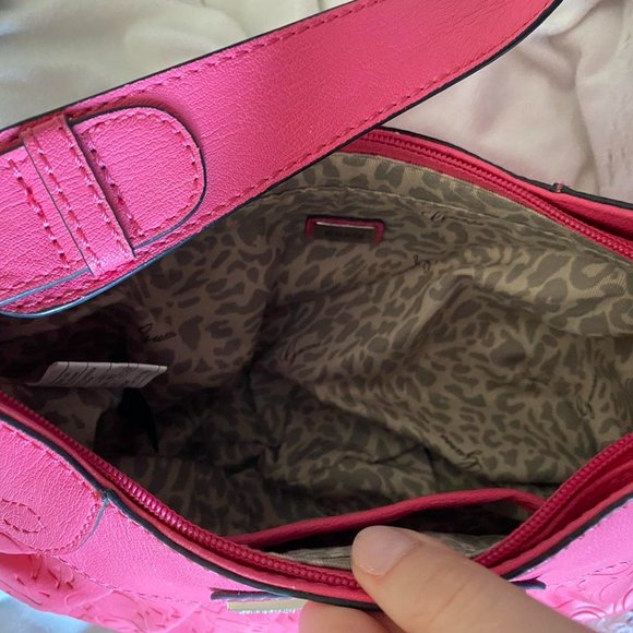 Hot pink Guess purse !! Perfect size for an everyday purse, super girly - Picture 3 of 3